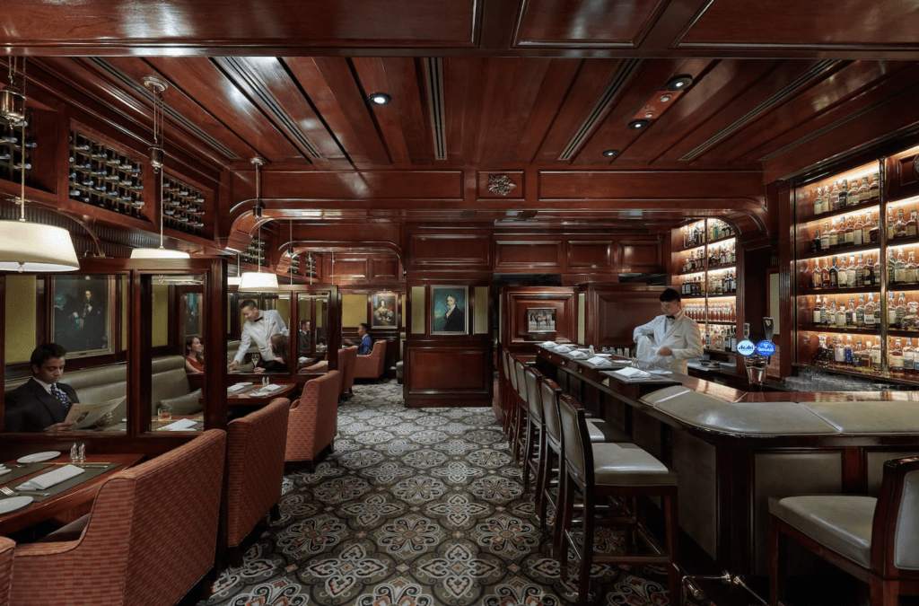 Mandarin-Oriental-Hong-Kong-Chinnery-bar